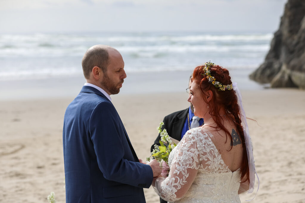 romantic elopement ceremony at oregon coast