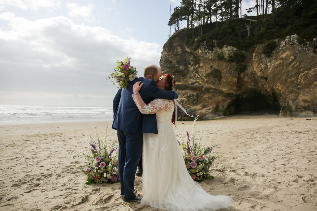 romantic elopement ceremony at oregon coast