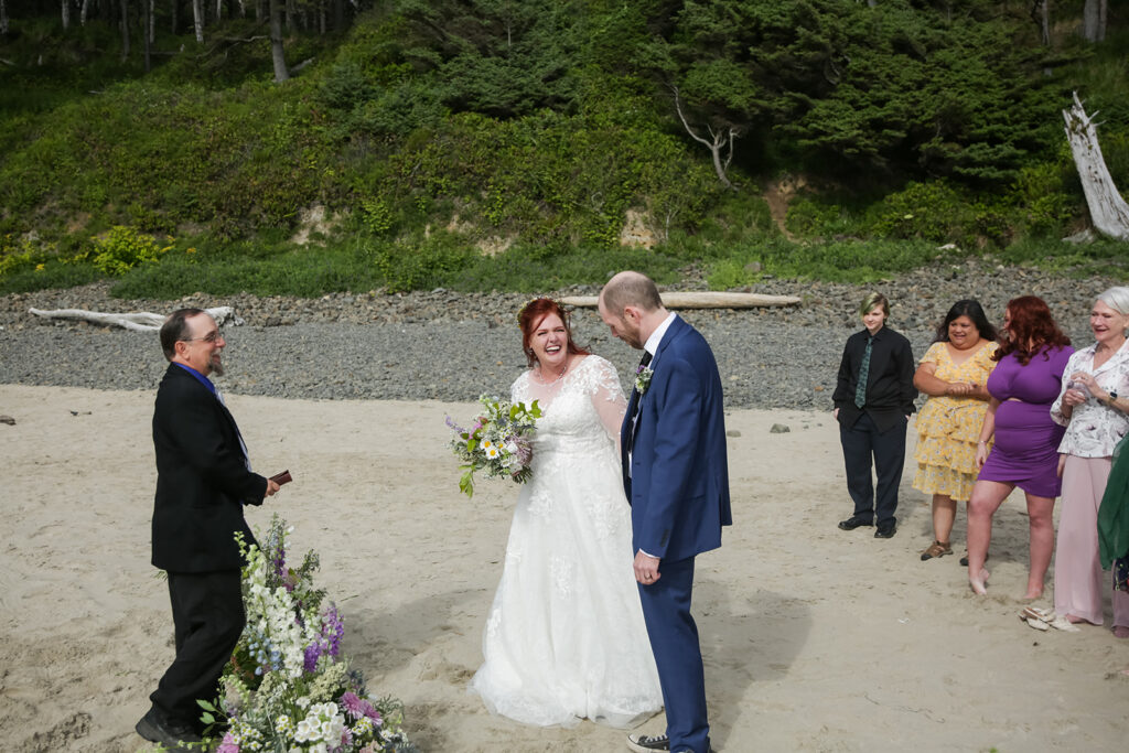 romantic elopement ceremony at oregon coast