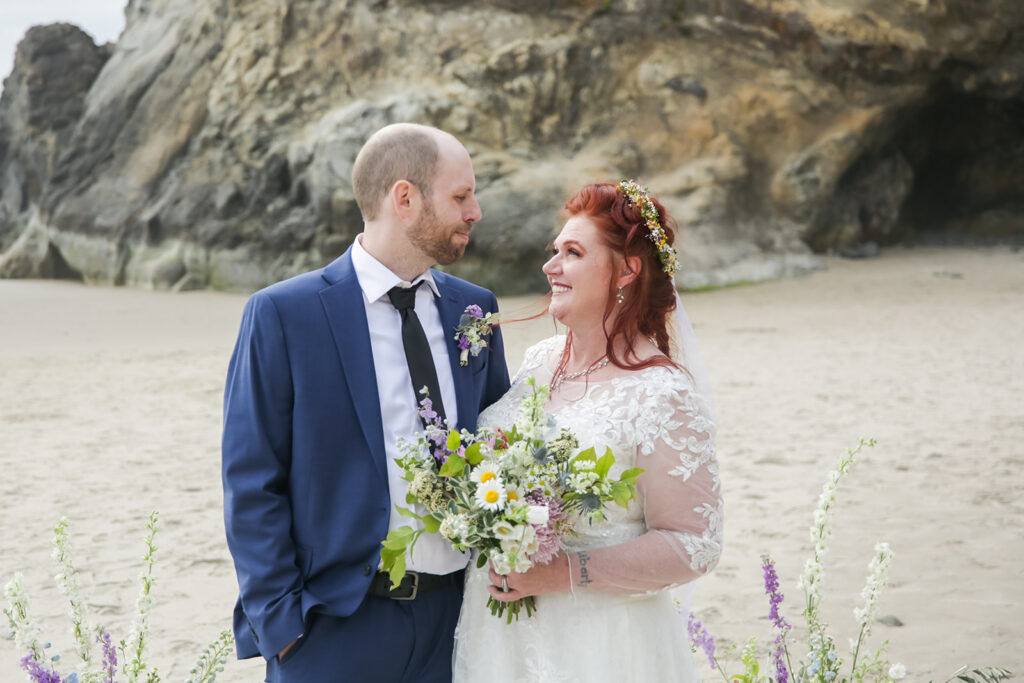 bride and groom at oregon coast